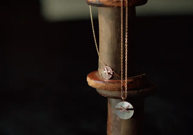 メダイユのデザインが抜け感を生むショーメのネックレス