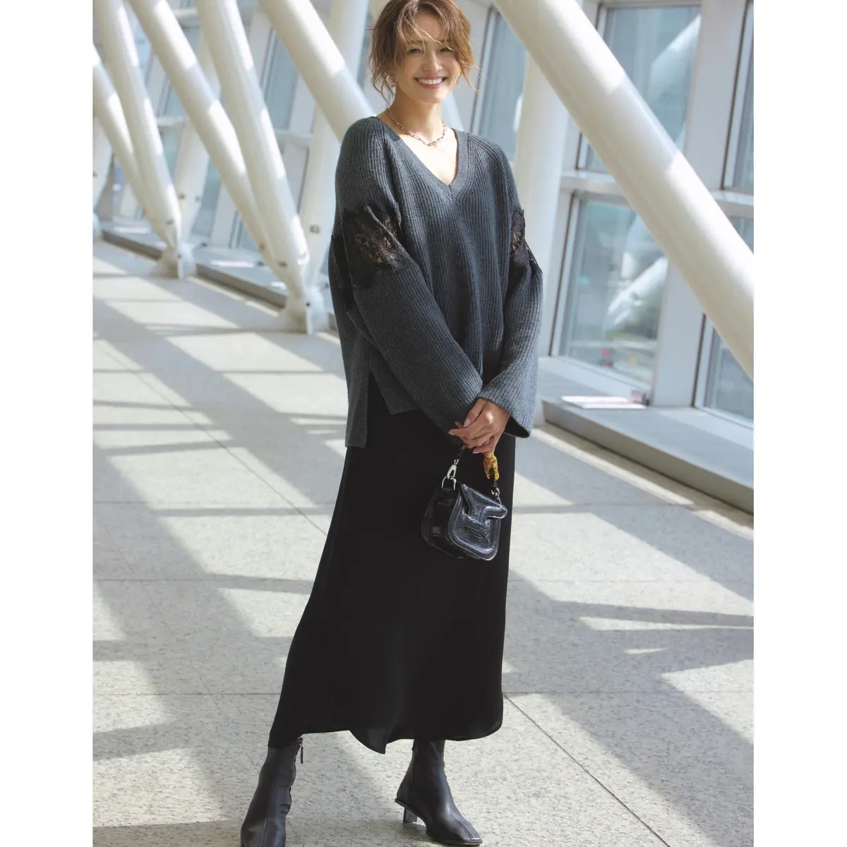 グレーニットと黒ロングスカートのモノトーンコーデ　モデル・RINA