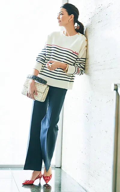 ヴァレンティノの赤いパンプスでトリコロールスタイルを着こなすRINAさん