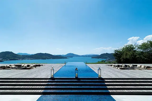 抜けるような空と海の眺望がすばらしい「ザ・デッキ」