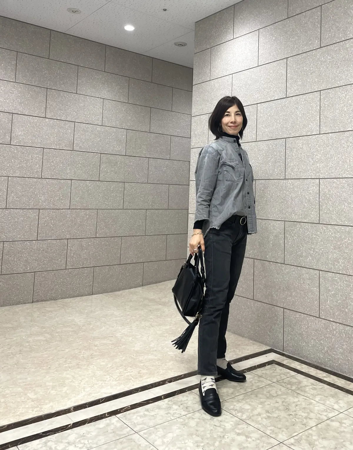 UNIQLOタートルとブラックデニムコーの画像_4