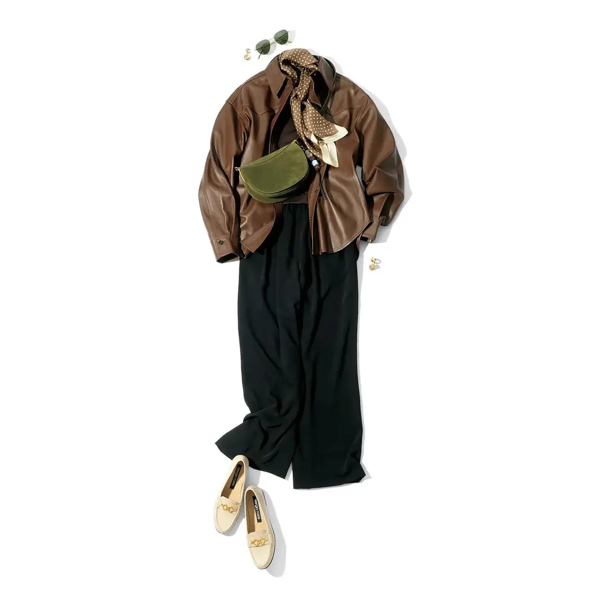 イージーパンツもツヤ黒ならシック！洒脱なカジュアルで休日のドライブへ