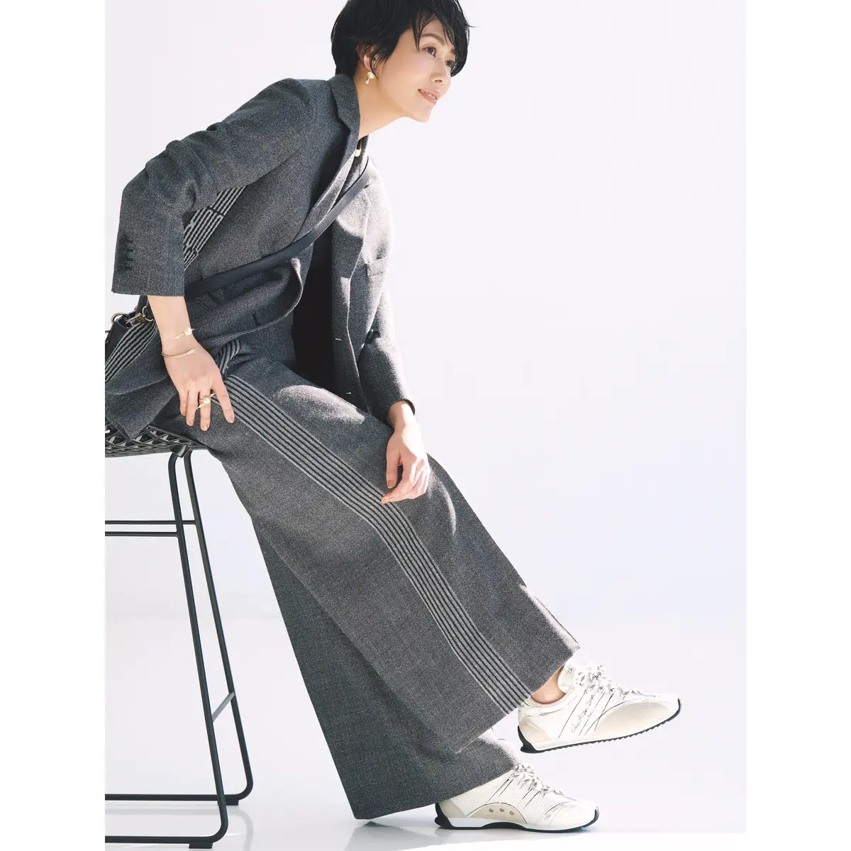 グレージャケットとパンツのセットアップに白スニーカーを合わせたコーディネート　モデル・松田珠希