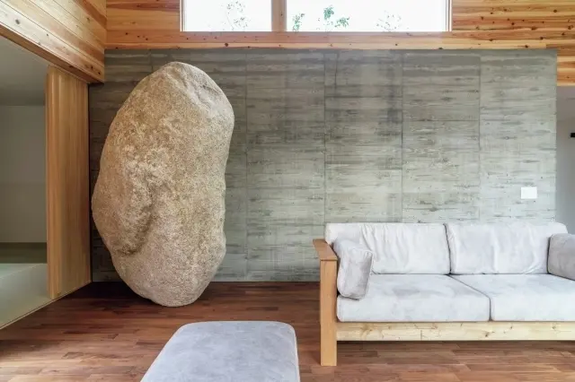 地元産の菰野石（こものいし）の巨石を配したヴィラ「石砬（せきろう）」　