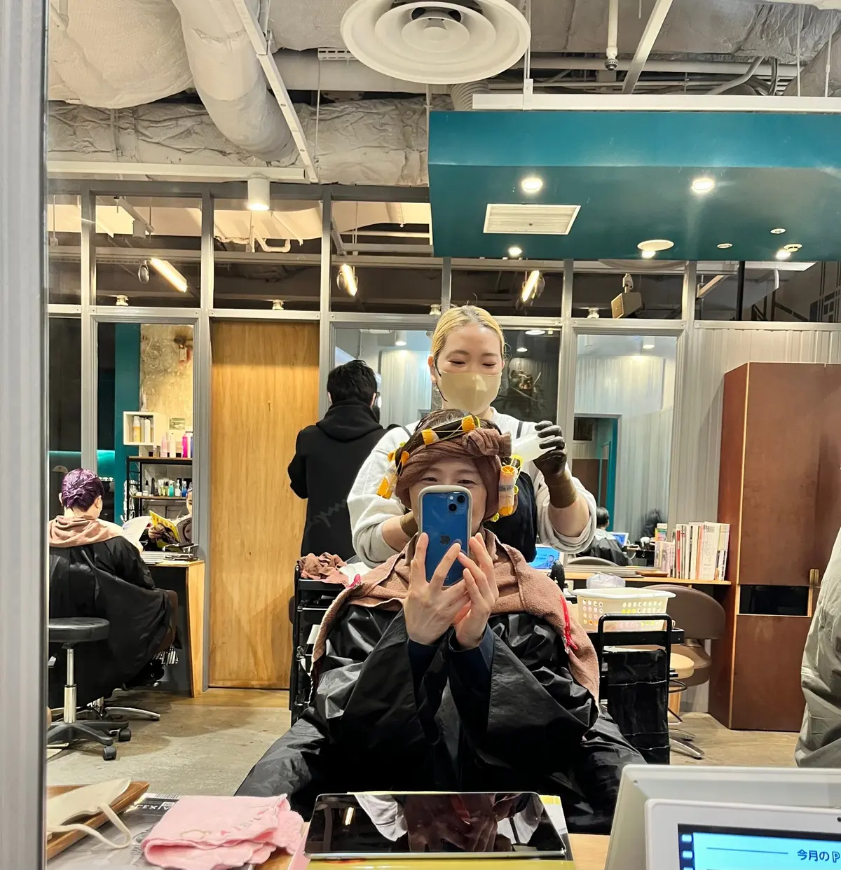 カーラーを巻いて薬液ON！もうドキドキ。。ワクワク。。。