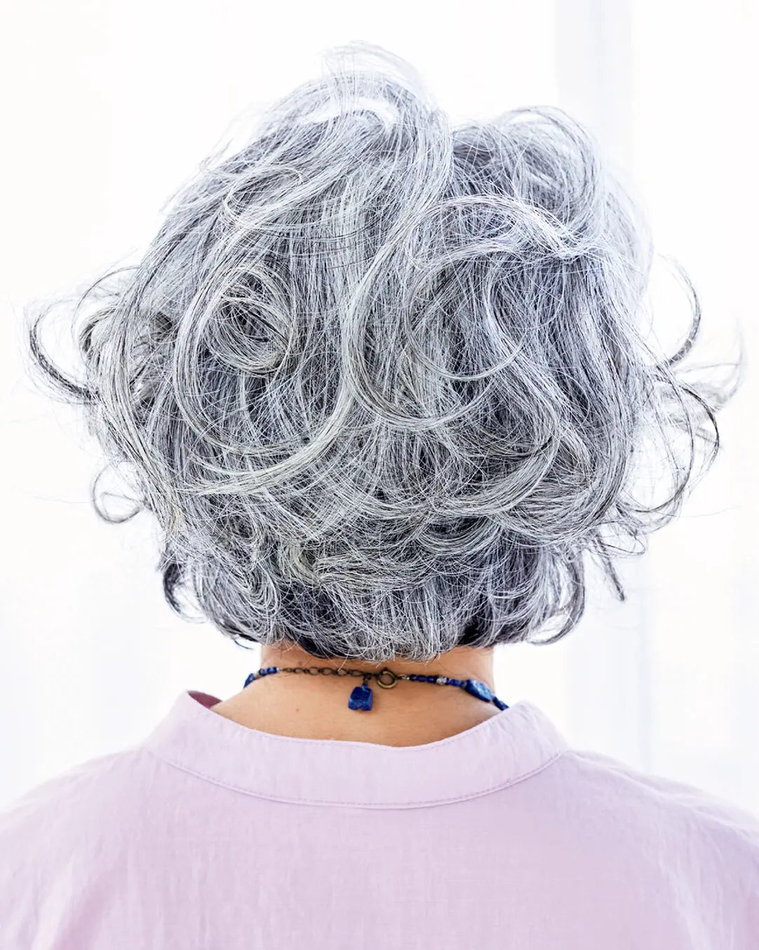 OurAge×Webエクラ　後から見たショートヘア　ヘアスタイル　グレイヘア