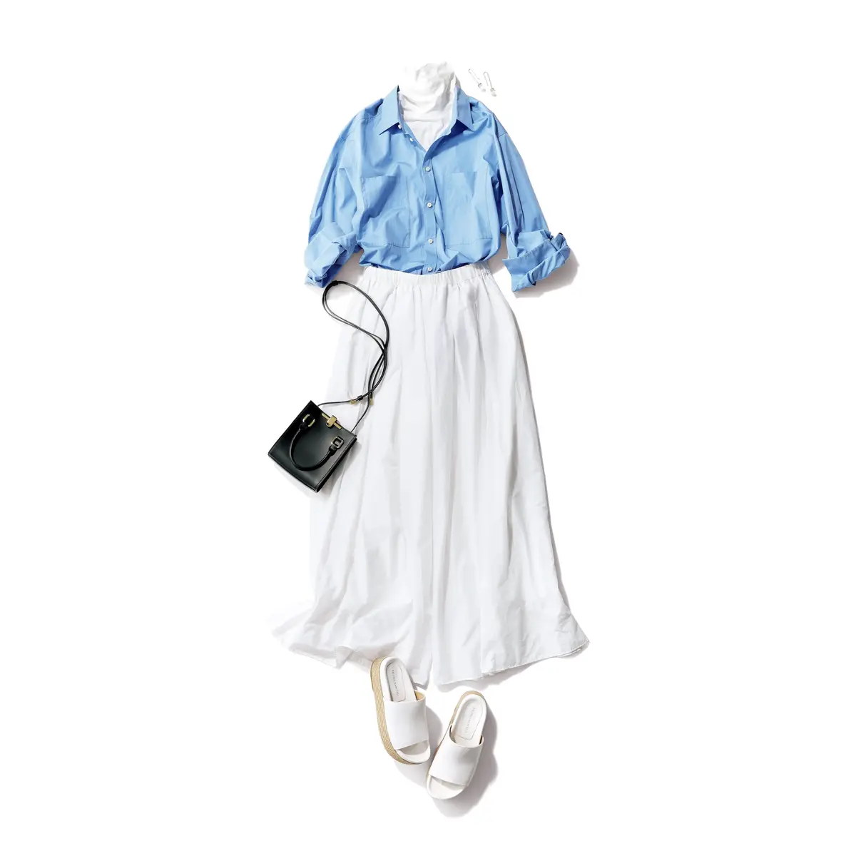 ブルーシャツと白フレアースカートのコーデ