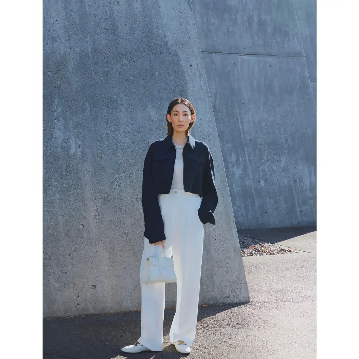 ネイビー丈短ブルゾンと白ワイドパンツの新鮮バランスがスタイルアップに効く。気温24℃｜5/10(金)【50代の毎日コーデ】