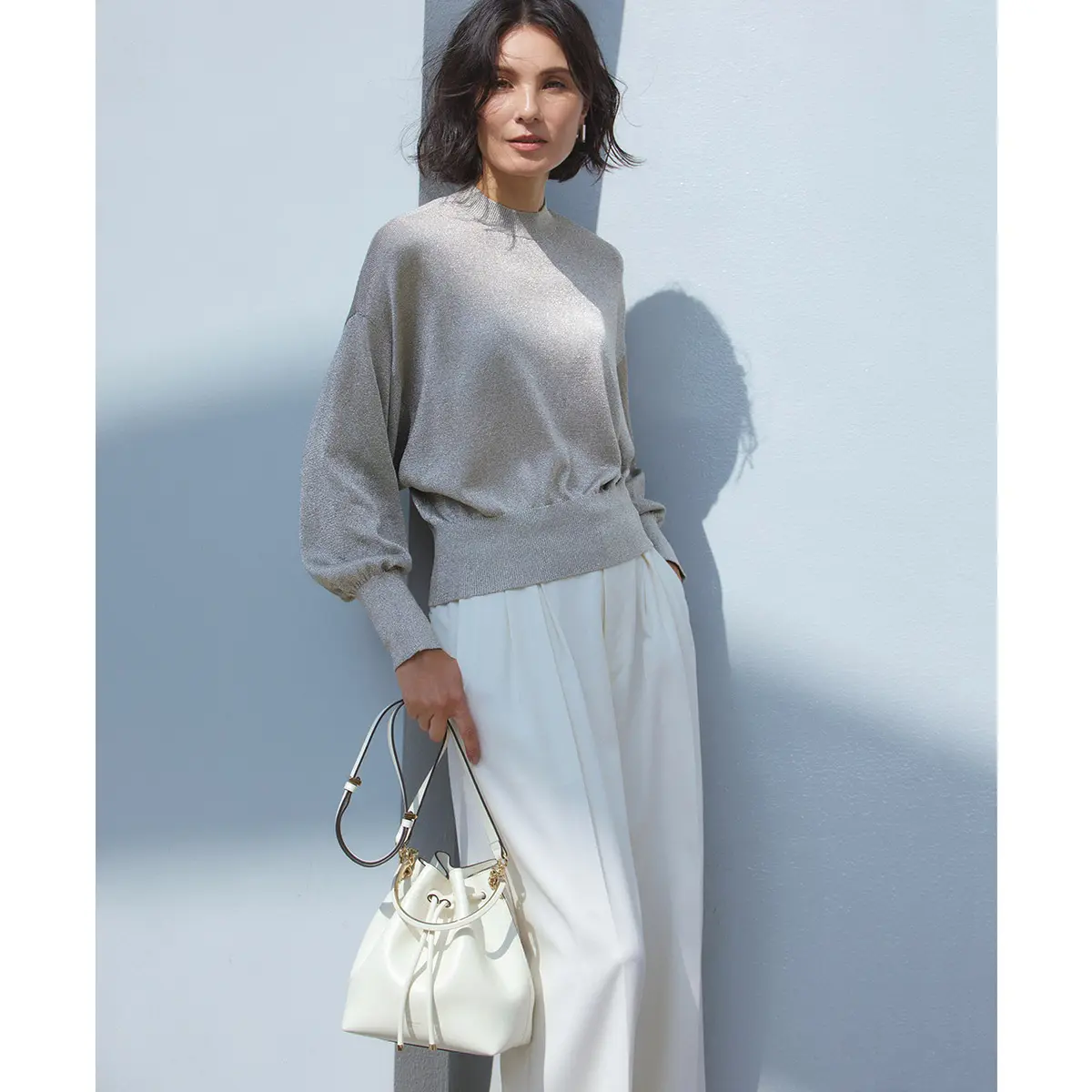 グレーニットと白パンツのコーデ　モデル・田沢美亜