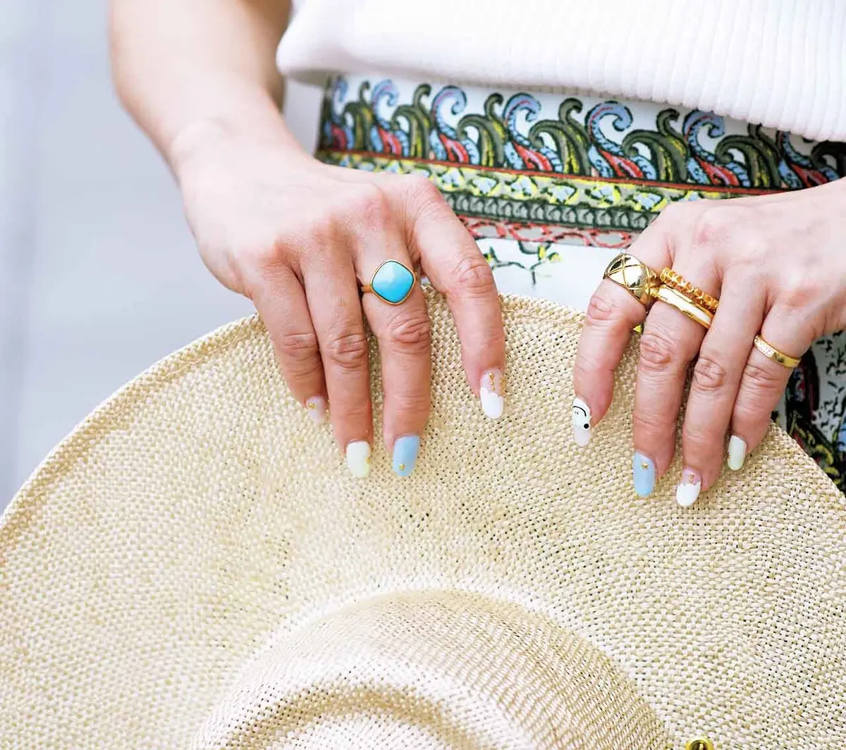 スカートとリンクさせたジュエリーと ネイルで品よく涼やかに