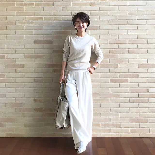 無印のウールリネンのセーターとオフホワイトのワイドパンツ