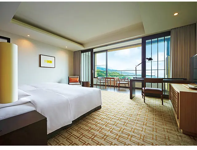 窓の外に箱根の山並みの景色が広がる「マウンテンビューツインルーム」