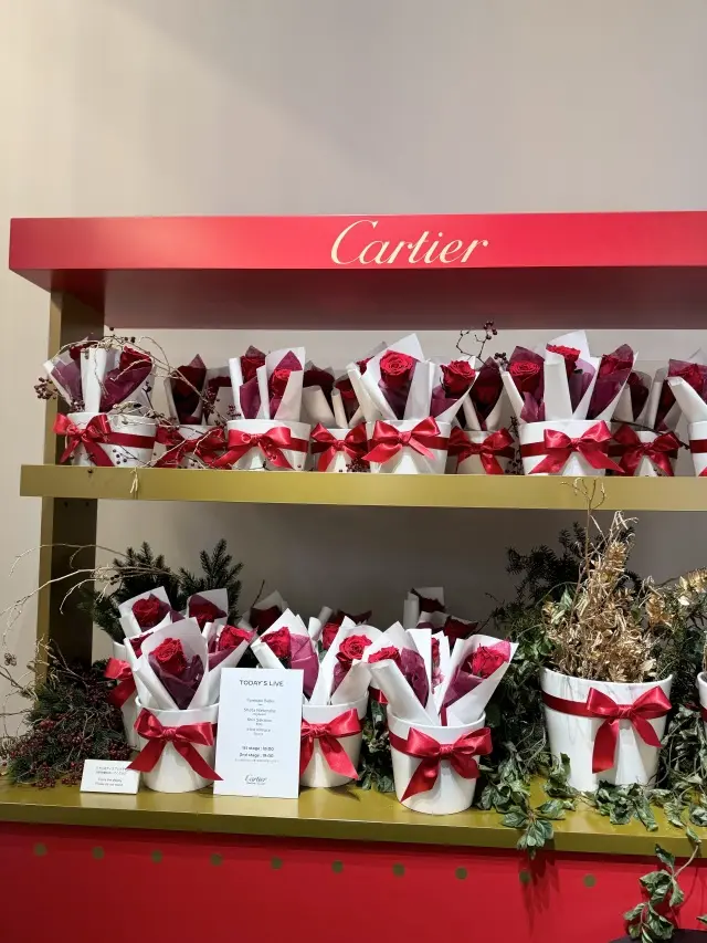 真紅のバラ🌹カルティエの嬉しいプレゼントの画像_3