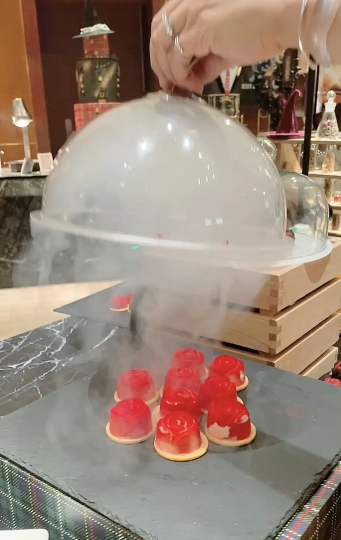 ドライアイス、スモーク、ドライアイスの煙、演出、華やか、サプライズ、魔女と魔法使いの学校、ヒルトン、Hilton、ヒルトン東京、Hilton Tokyo、Hilton TOKYO、マーブルラウンジ、ヒルトン東京マーブルラウンジ、Marble Lounge、期間限定、秋のスイーツビュッフェ、スイーツ、ビュッフェ、スイーツビュッフェ、ケーキ、デザート、オレンジ、ワンピース、ノースリーブ、ノースリーブワンピース、Aラインワンピース、シンプルワンピース、ロングヘア、ダイヤ、ジュエリー、ペンダント、一粒ダイヤ、羽、羽バッグ、カゴバッグ、バッグ、ビジューバッグ、グレー、グレーバッグ、パンプキン色、ハロウィン、ハロウィン風、ハロウィン風ワンピース、ハロウィン、ハロウィンイメージ、ハロウィンカラー、ハロウィンオレンジ、生搾りモンブラン、紫芋、紫芋モンブラン、生搾りモンブラン、かぼちゃムース、チョコレートムース、可愛いケーキ、可愛いスイーツ、お洒落ケーキ、おしゃれケーキ、お洒落スイーツ、おしゃれスイーツ、薔薇のケーキ、薔薇のチーズケーキ、ルバーブ、ローズ、