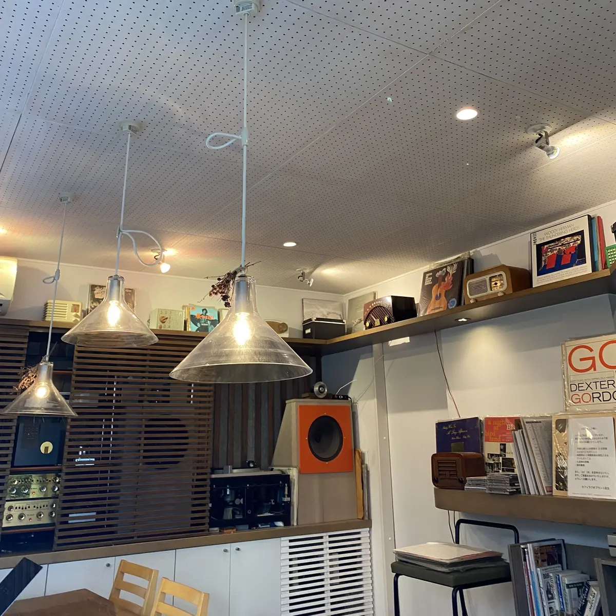 アナログのレコードからジャズが流れる雰囲気の良いカフェを発見