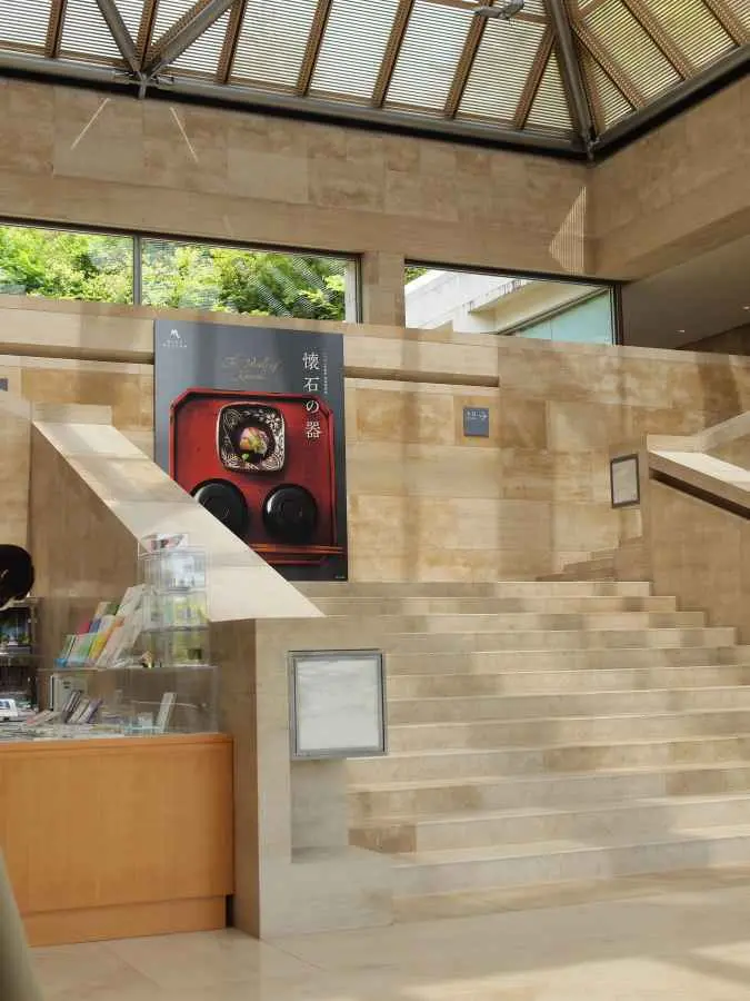 MIHOミュージアム　ルーブルの壁　大理石