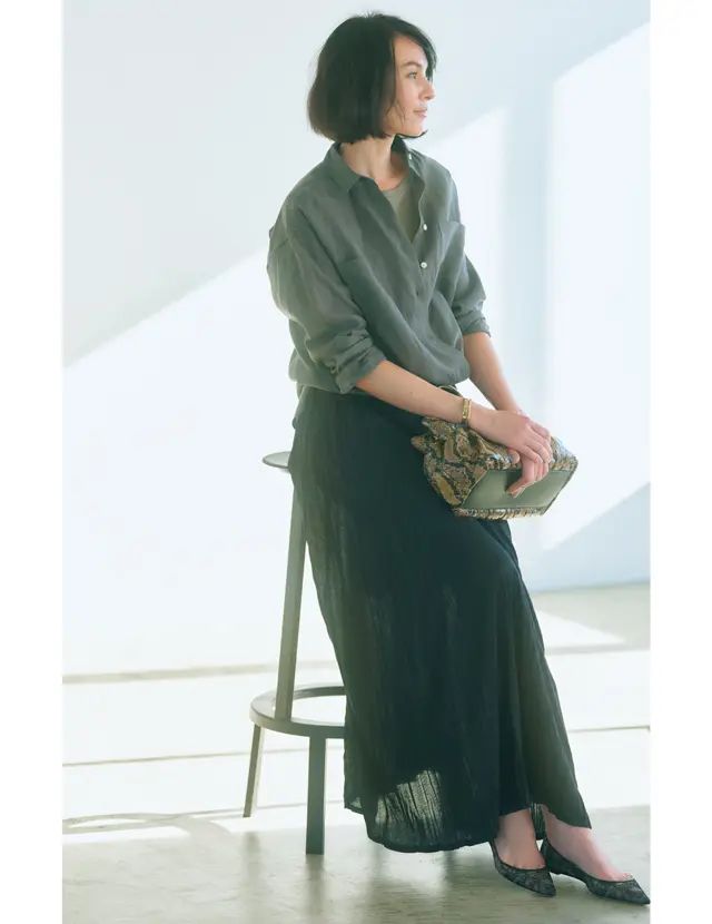 しわ加工されたランダムプリーツのスカートコーデのRINA