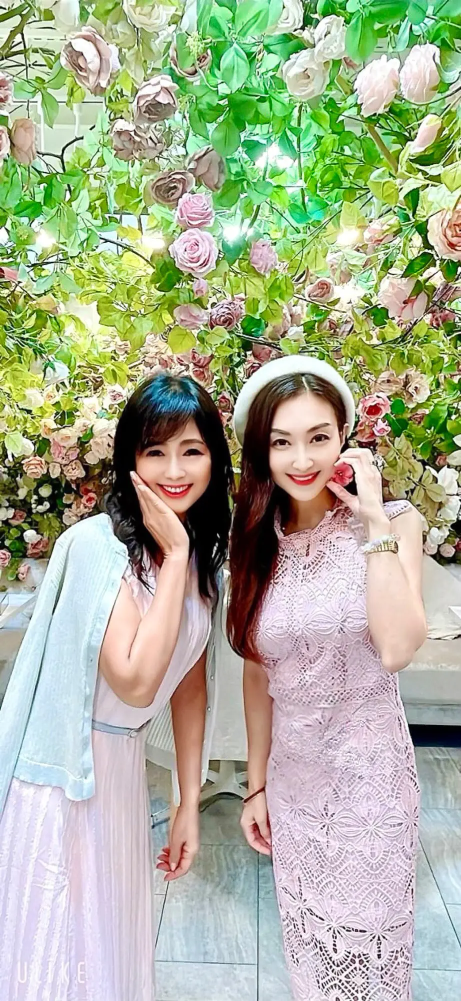 女子会、ランチ、HAUTE COUTURE CAFE、オートクチュールカフェ、アフタヌーンティー専門店、表参道カフェ、オートクチュールカフェ表参道、HAUTE COUTURE CAFE 表参道、薔薇、薔薇のアフタヌーンティー、アフタヌーンティー、いちごパフェ、いちご、スイーツ、マカロン、ピンク、カップ&ソーサー、ピンクカップ、コーヒーカップ、ピンクコーヒーカップ、薔薇のカップ、ピンクワンピース、ワンピース、SHEIN、シーン、MOTF、ロングヘア、セミロングヘア、セミロング、ロングボブ、ノースリーブワンピース、ベルト、Vis、ビズ、シルバーベルト、薔薇の店内、リンクコーデ、シルバーカーディガン、シルバーニット、店内、ベレー帽、白ベレー帽、ロングヘア、黒髪ロングヘア