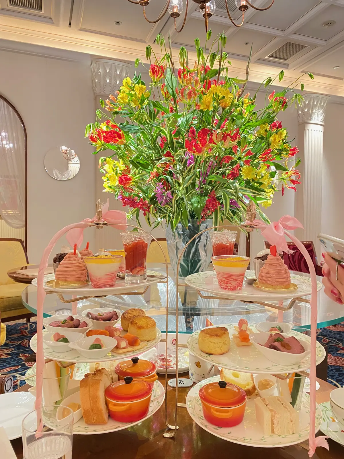 銀座クリスタルカフェのバレンタインアフタヌーンティーの3段プレートの写真