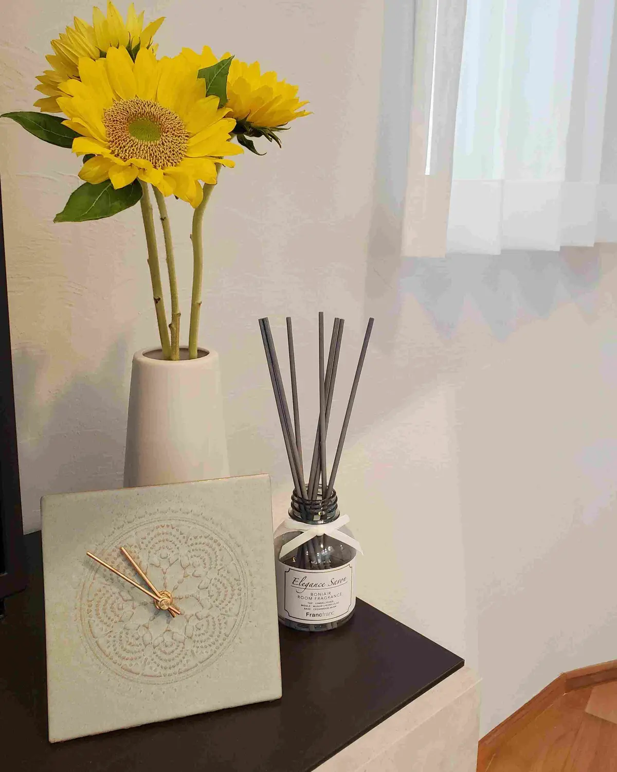 オブジェのようなレース模様のタイルクロック