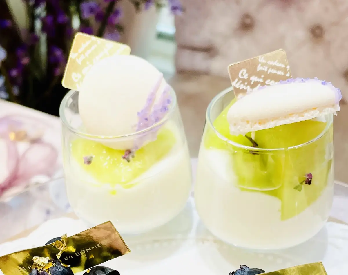 ソファ、テーブル席、Blouse、Skirt、vis、Shoes、shoel mine、スイーツ、パルフェ、パフェ、ケーキ、チョコレート、藤棚、藤、アーティフィシャルフラワー、クロワッサン、スープ、生ハム、オードブル、セイボリー、薄紫、紫色、紫、白、ブラウス、白ブラウス、フリル、フリルブラウス、シースルー、ストライプ、ロングヘア、パープル、purple、カップ、お茶、カフェ、カフェラテ、店内、HAUTE COUTURE • CAFE、HAUTE COUTURE • CAFE表参道、期間限定、Purple Afternoon Tea、オートクチュールカフェ、オートクチュールカフェ表参道、表参道、カフェ、アフタヌーンティー、HAUTE COUTURE CAFE、HAUTE COUTURE CAFE表参道、メロン、マカロン、杏仁豆腐、