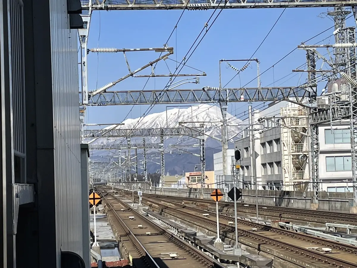盛岡駅のホームから見える岩手山