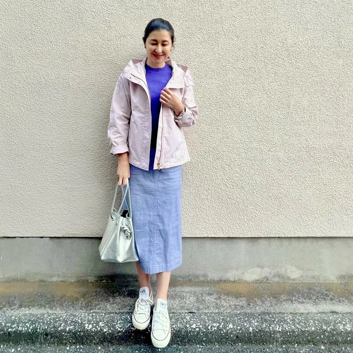 ピンクのマウンテンパーカー　パープルニット　パープルのタイトスカート　白のスニーカー　シルバーのバッグ