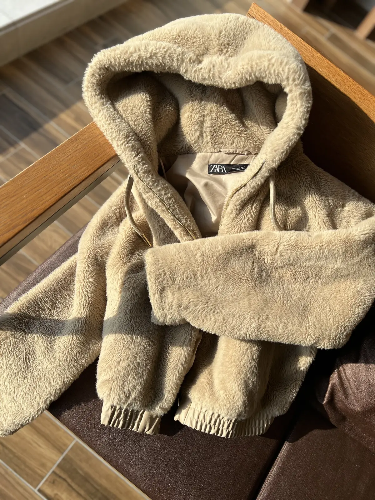 冬のベージュスタイルは、黒で引き締めますの画像_1