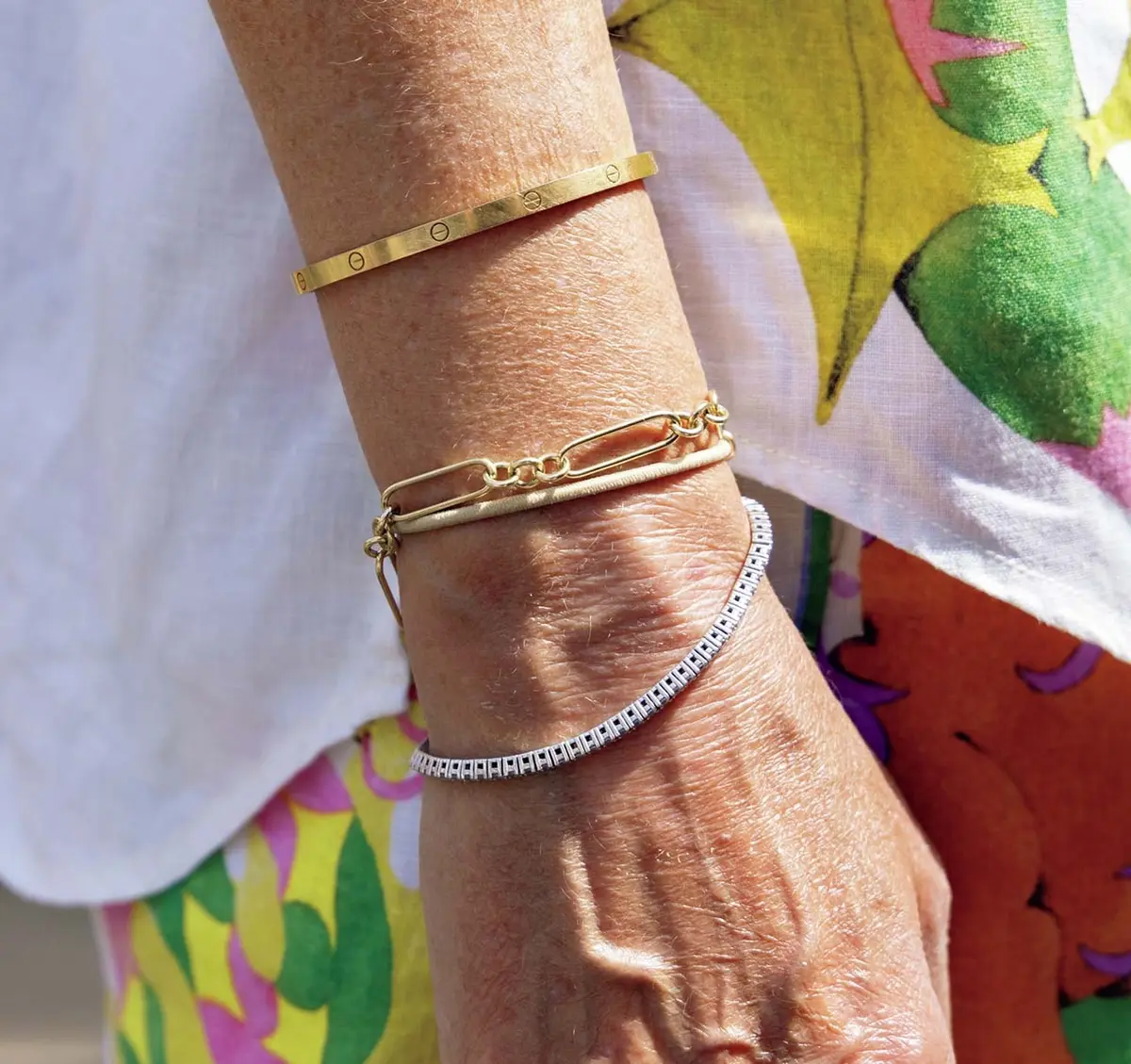 ジョージア（テレビプロデュ ーサー／パリ）ゴールドのラブブレスにヘアゴムなどをラフに重ねる気負わなさが粋