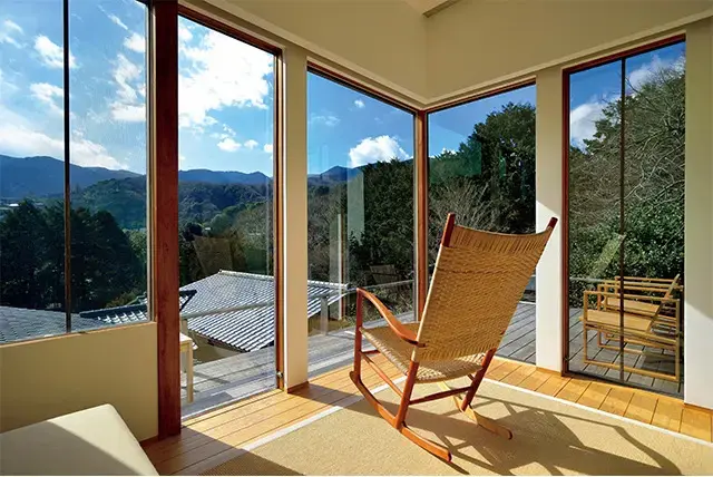 小浴場の横には見晴台があり、読書を楽しむこともできる。手前はハンス・ウェグナーのロッキングチェア