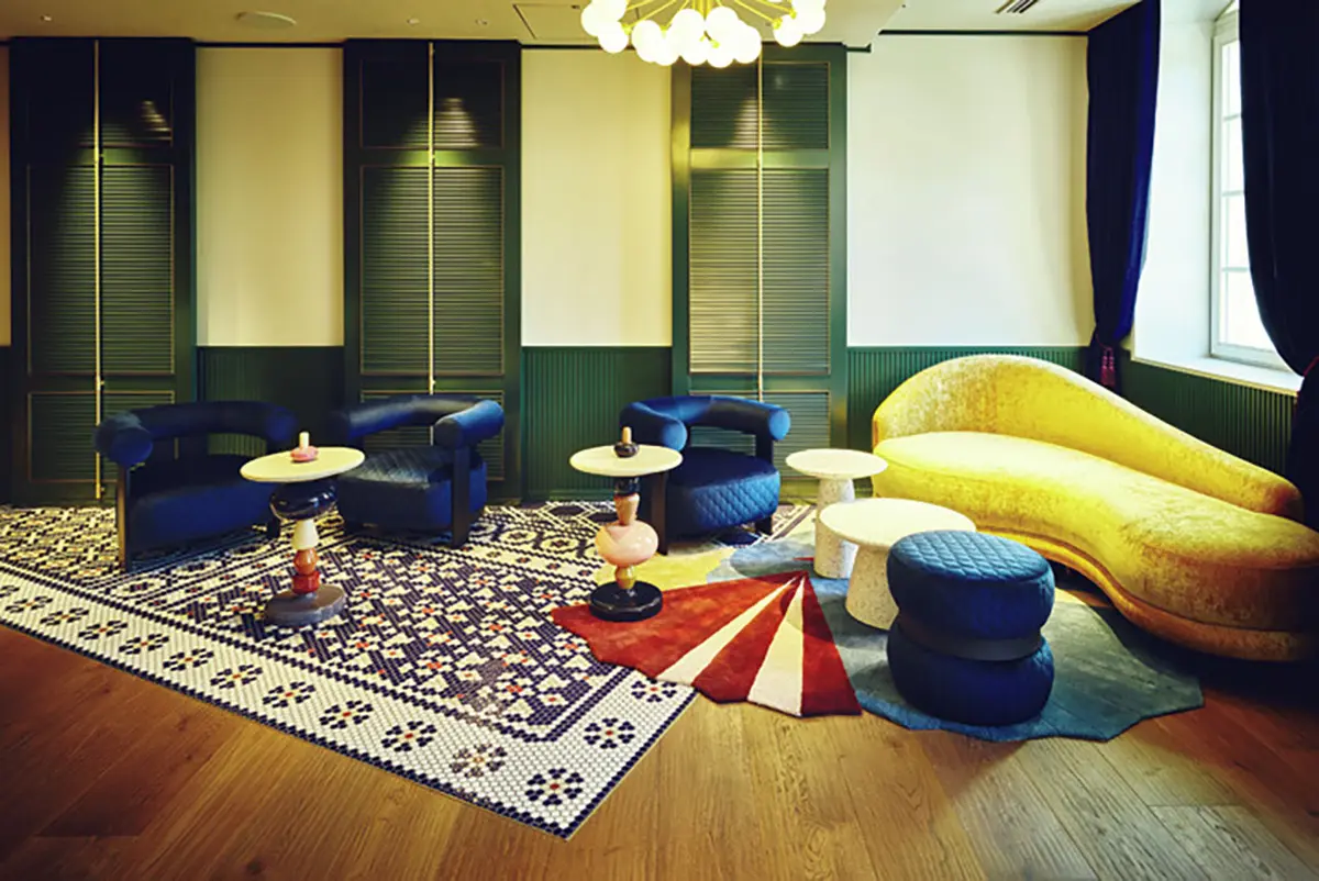 エキゾチックな 色や柄をアクセントにしたロビー