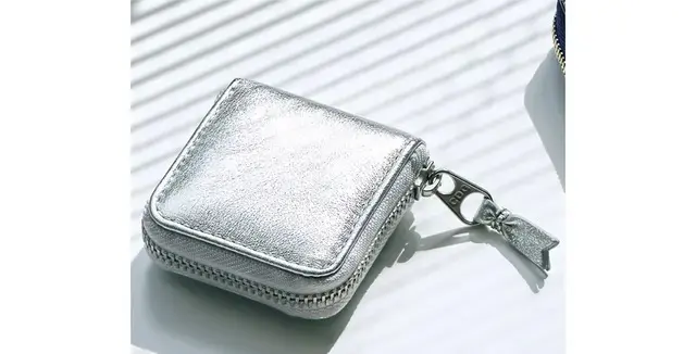 手のひらに収まる小さな小銭入れは、ミニバッグの中でもじゃまにならないサイズ感。