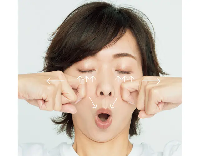 《step3》頰骨を横に引っぱり目を開け閉じする