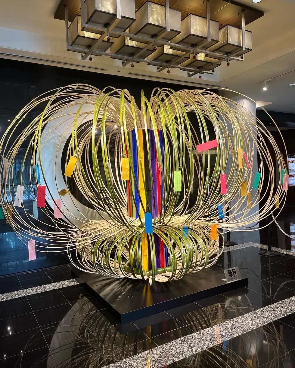 ロビーに飾られた七夕の竹のオブジェ