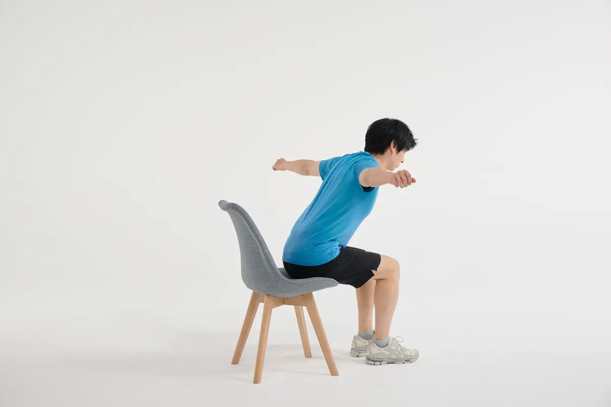 後ろから見たときは、このような状態。左右の肩甲骨を寄せる意識で腕を広げて。