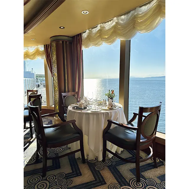「プリンセス・グリル」クラスの専用ダイニングは、海を眺める特 等席。クラスで基本のダイニングとテーブルは決まっており、ほか に有料でステーキハウスなどスペシャリティ・レストランもある