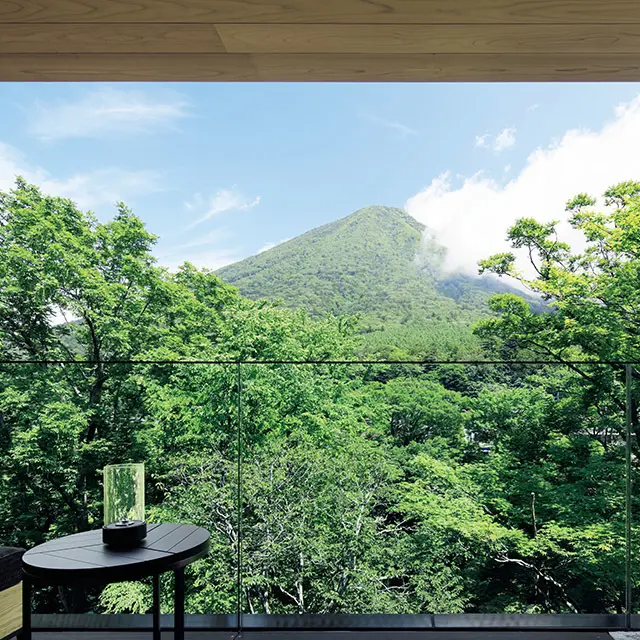 最上階の「男体山ビュー」の客室では、バルコニーと縁側ラウンジから山の雄姿が眺められる