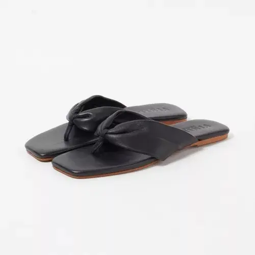 VINILO レザートングサンダル ￥10,780