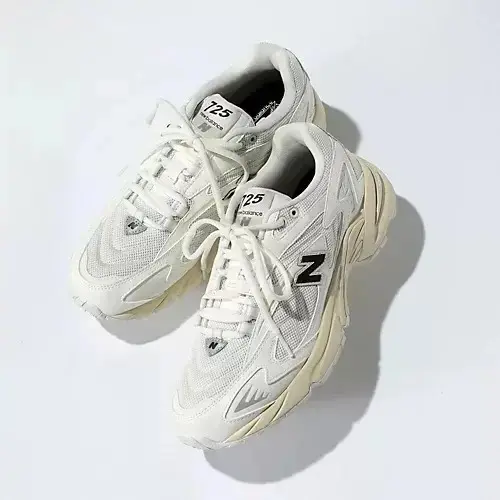ちらりと見える小さめ「N」ロゴがスマート 今どきホワイトスニーカー New Balance ML725