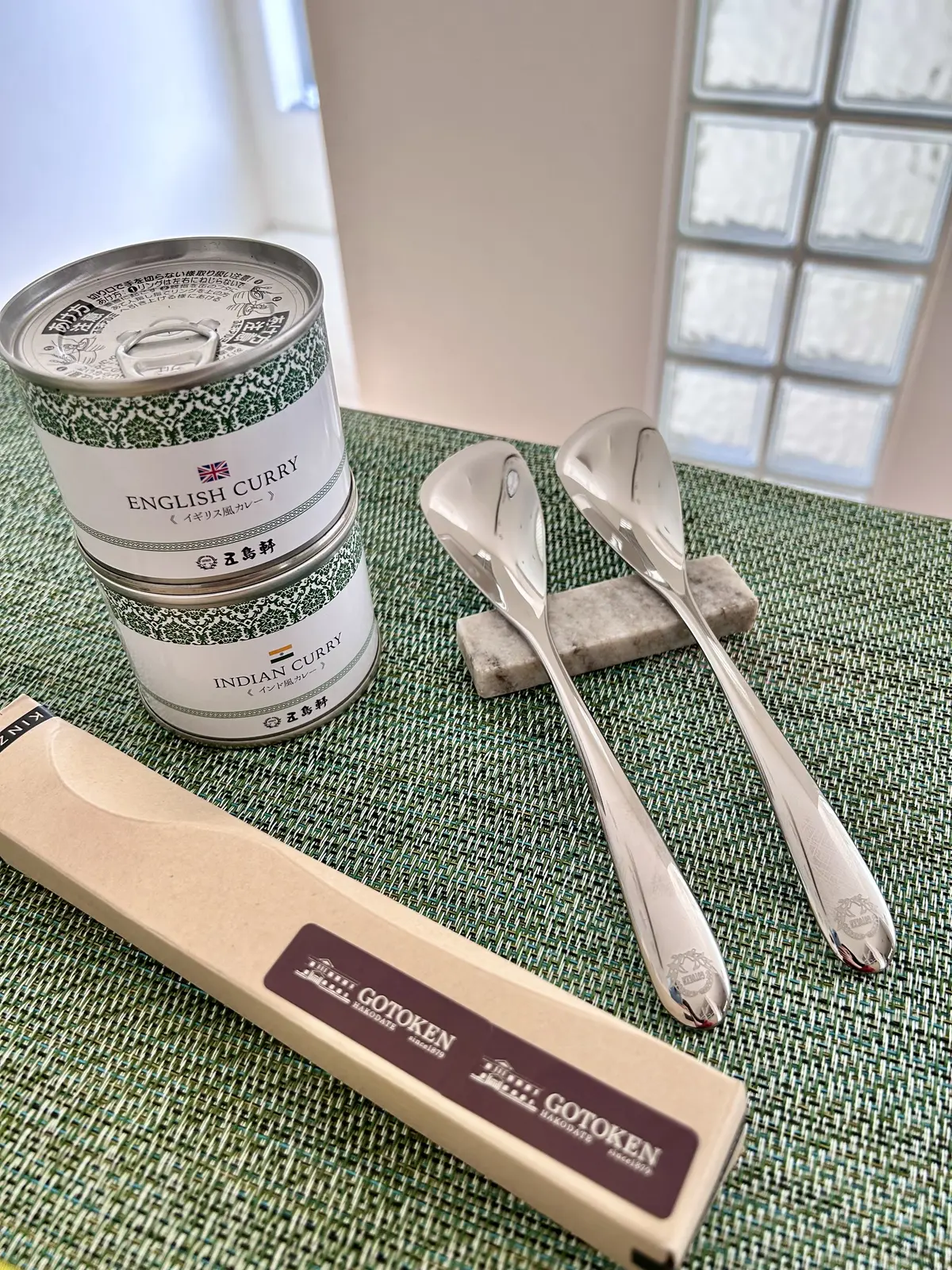 五島軒のカレー缶とカレー用スプーン