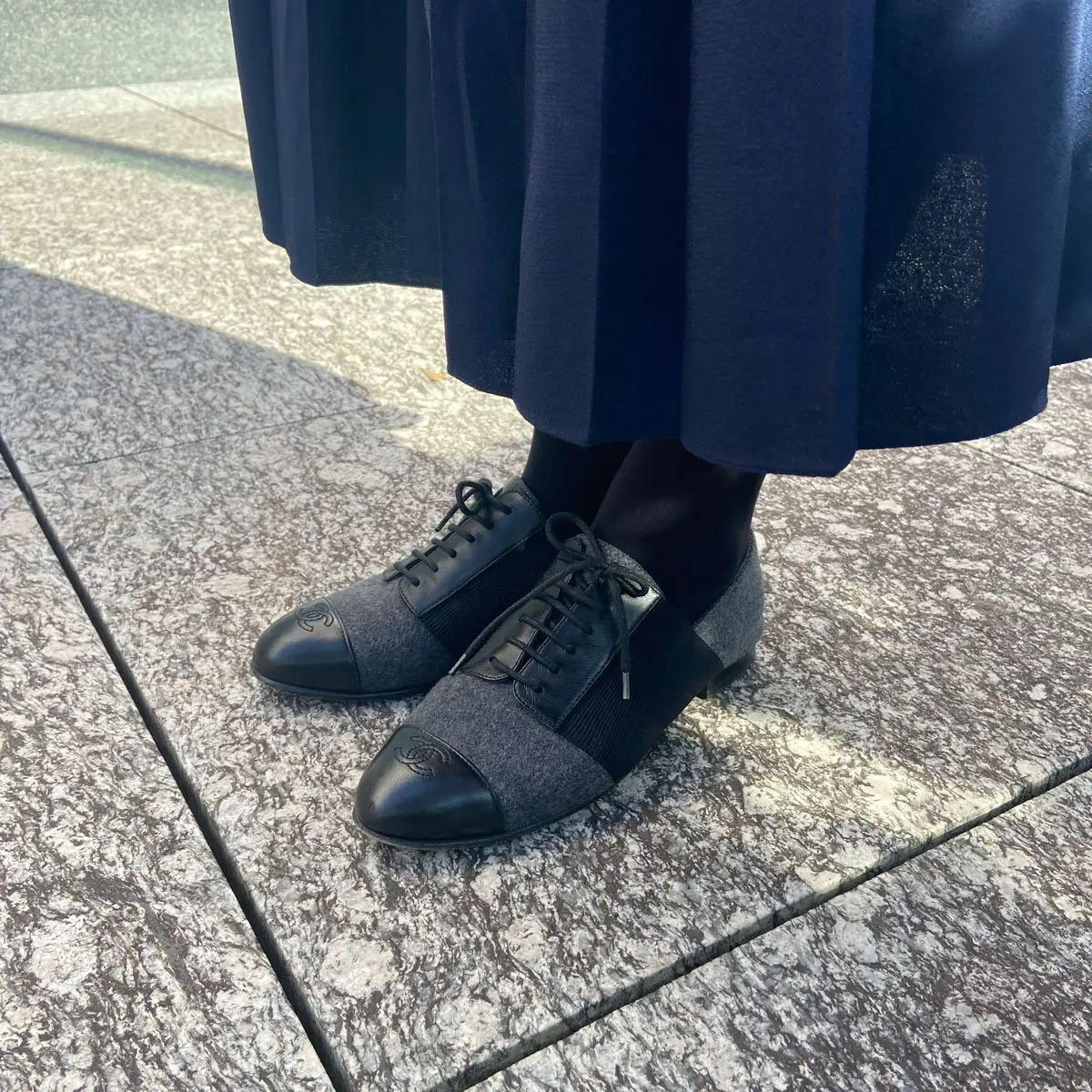 フェミニンなモノトーンの着こなしが多いWは、マニッシュなシューズもエレガントなデザインをチョイス。