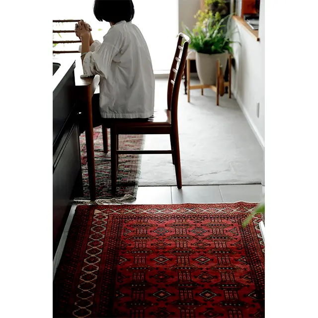 仕事もキッチンカウンターやダイニングテーブルでするとい う松井さん