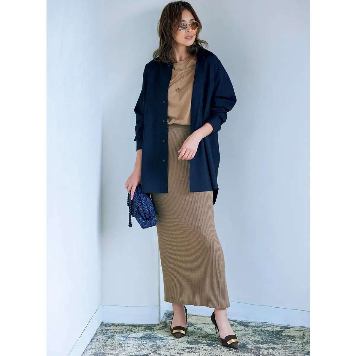 ネイビーロングカーデとブラウンタイトスカートのコーデ　モデル・SHIHO