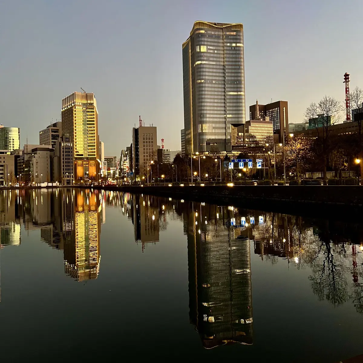 日比谷濠から見た日比谷、ミットタウン日比谷、ペニンシュラ