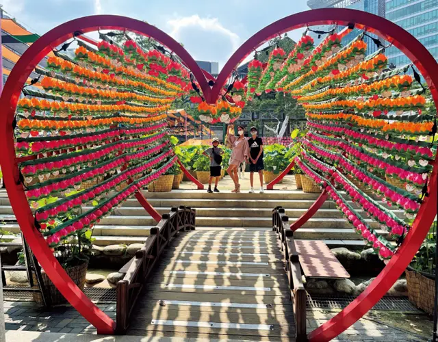 ソウルで訪れた美しい場所のいくつかは、カラフルなお寺でした。このハート形は有名なお寺のエントランス。とっても明るくて元気が出る雰囲気　