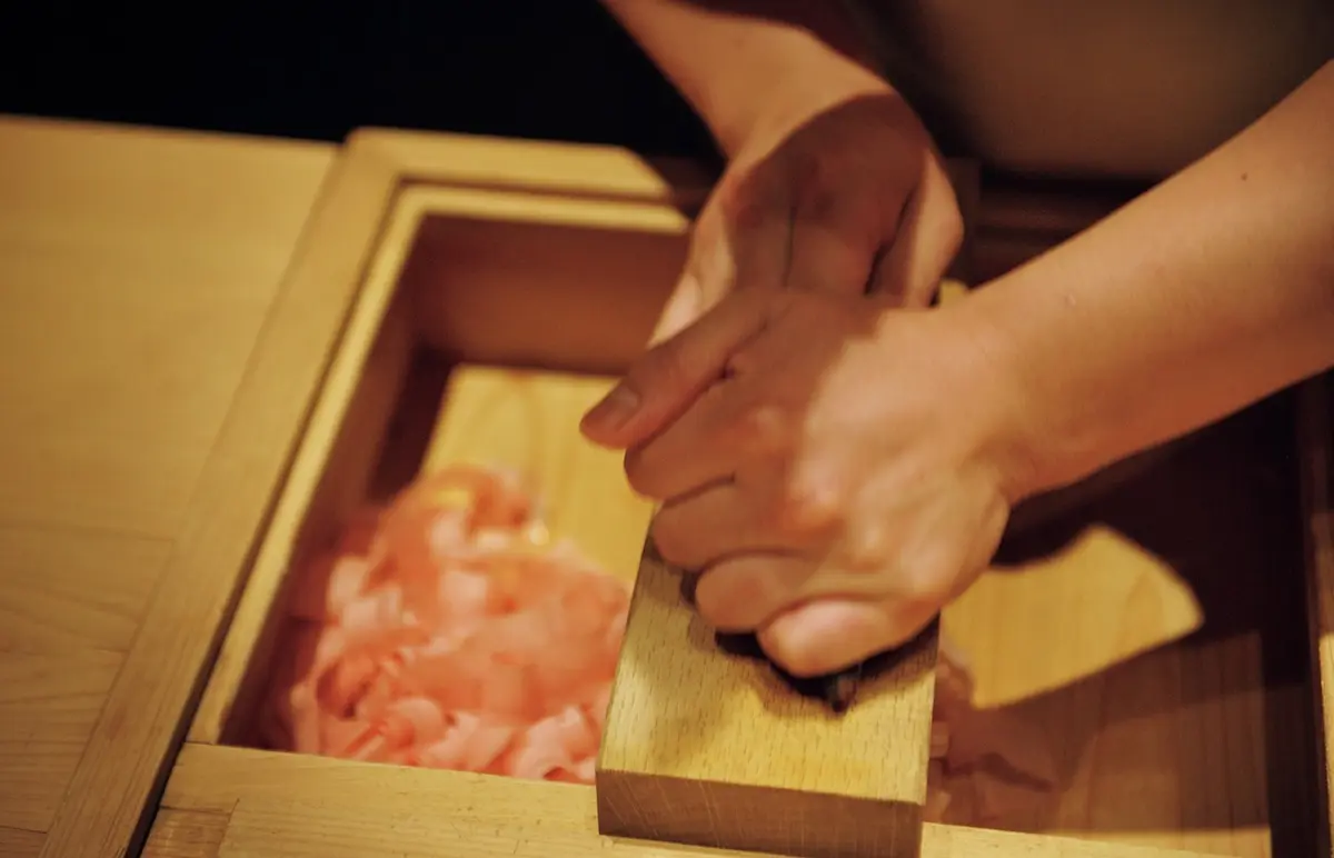 料理人の技で削り出される美しい削り節。