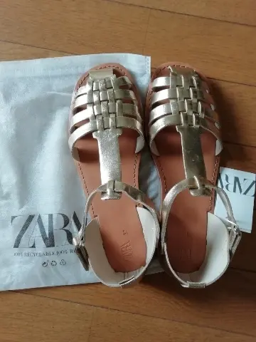 ZARAキッズのグルカサンダル。色はゴールドです