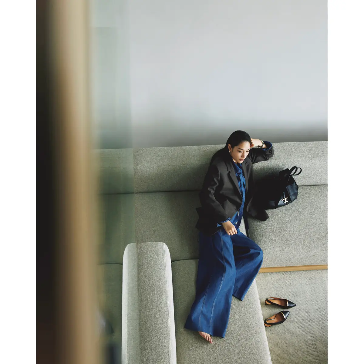 グレージャケットにブルーデニムボウタイシャツとデニムパンツを合わせたコーデ　大塚まゆか