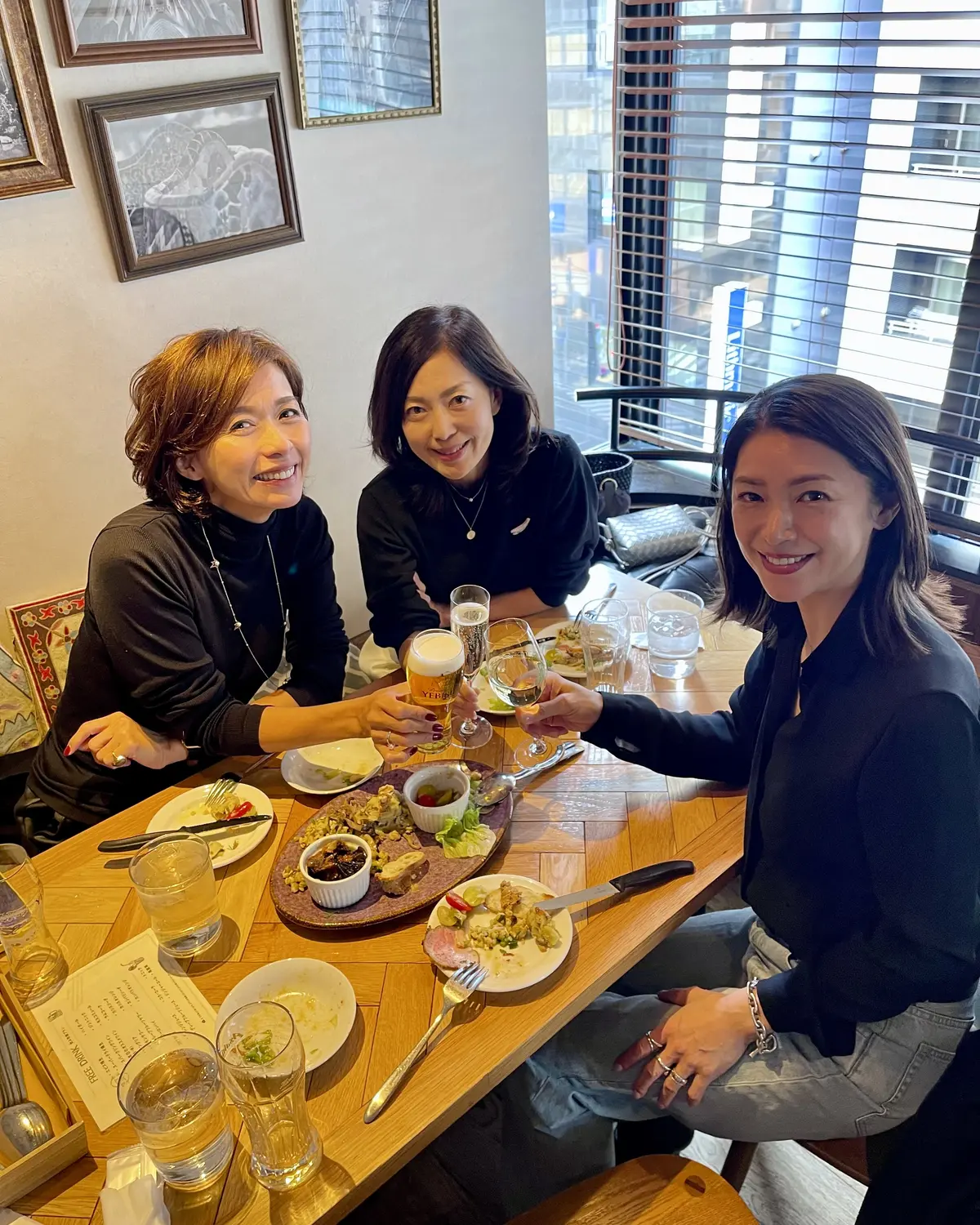 モノトーンコーデで華組メンバーとお出かけの画像_3