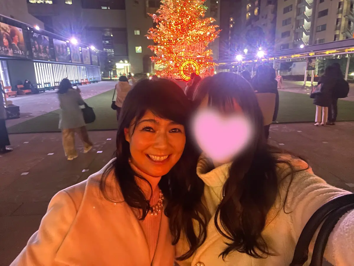 白、コート、ロングコート、白コート、白ロングコート、ミディアムヘア、ゆるふわカール、TBS、赤坂ACTシアター、クリスマスツリー、ツリー、イルミネーション、夜、ハリー・ポッターと呪いの子、舞台。